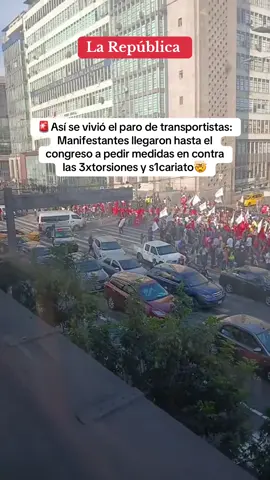 🚨Manifestantes marcharon por la avenida abancay y se dirigieron hasta el congreso para exigir medidas contra las extorsiones hacia los transportistas.  #congreso #transportistas #paronacional #crimen #noticiasperu 
