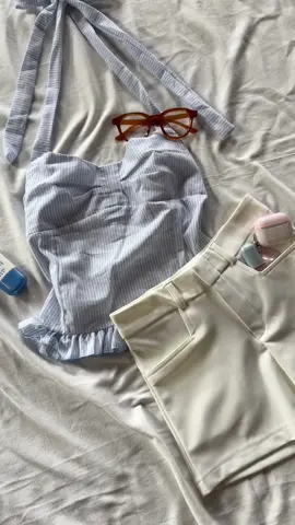 #outfitideas #OOTD #fashion #เสื้อผ้าแฟชั่น #เสื้อคล้องคอ #เสื้อคล้องคอโชว์หลัง #กางเกงขาสั้น 