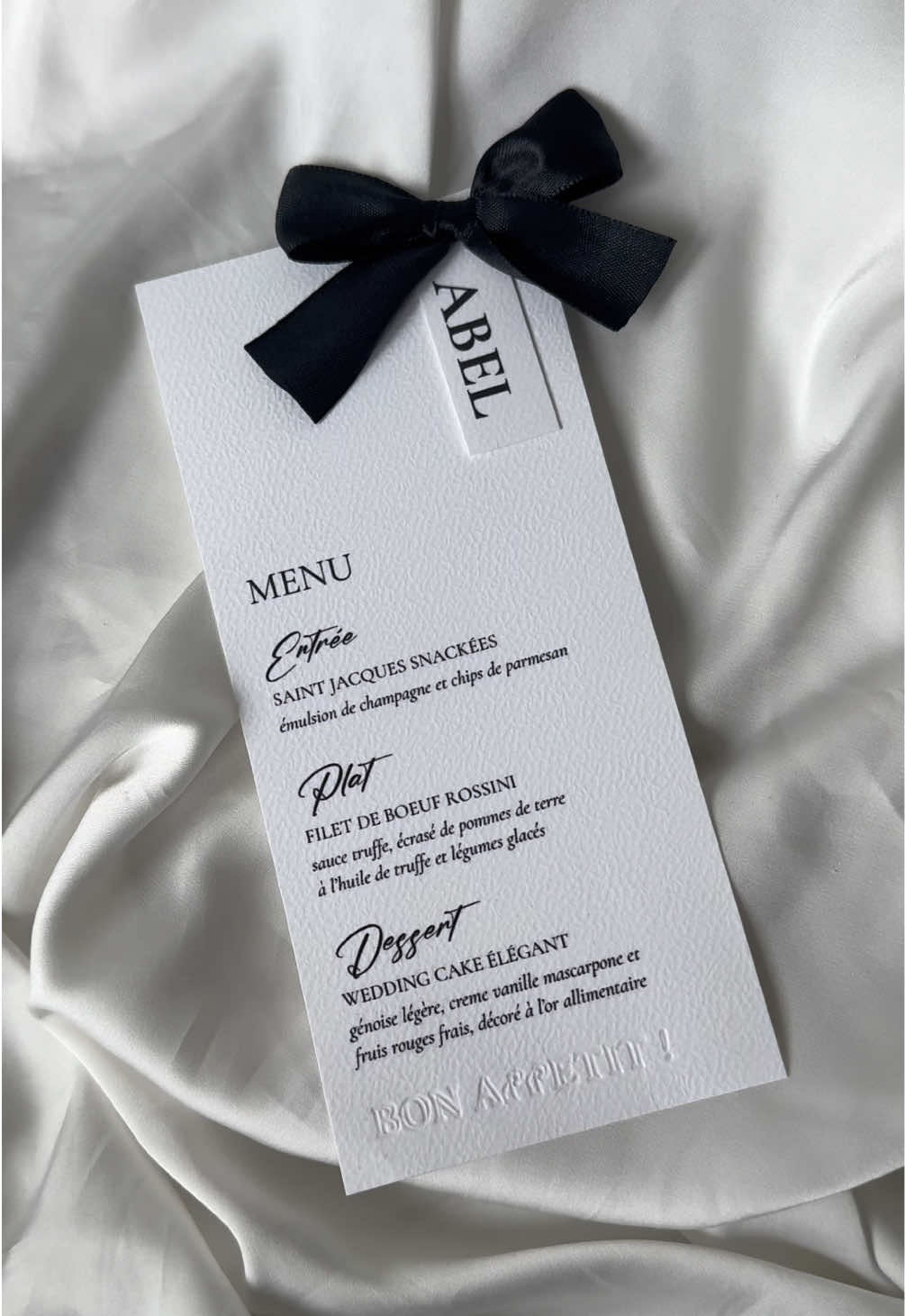 Découvrez nos menus de mariage personnalisés avec (ou sans) marque-place intégré 🕊️ Une création élégante et pratique qui sublime vos tables et émerveille vos invités 💍 📌 Personnalisation complète : prénoms, design, couleurs 📌 Un 2-en-1 raffiné : menu + marque-place 📌 Idéal pour une décoration unique et harmonieuse Parce que chaque détail compte pour le plus beau jour de votre vie ✨ #fairepart #mariage #wedding #weddingcrafts #savethedate 