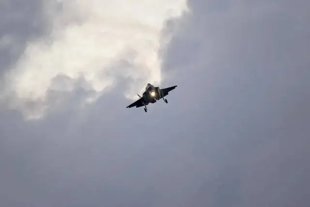 General Padrino López denuncia el despliegue de aviones de combate de Estados Unidos cerca de su territorio: “Es una provocación” https://caigaquiencaiga.net/general-padrino-lopez-denuncia-el-despliegue-de-aviones-de-combate-de-estados-unidos-cerca-de-su-territorio-es-una-provocacion/ a través de @cqc44 @caigatv