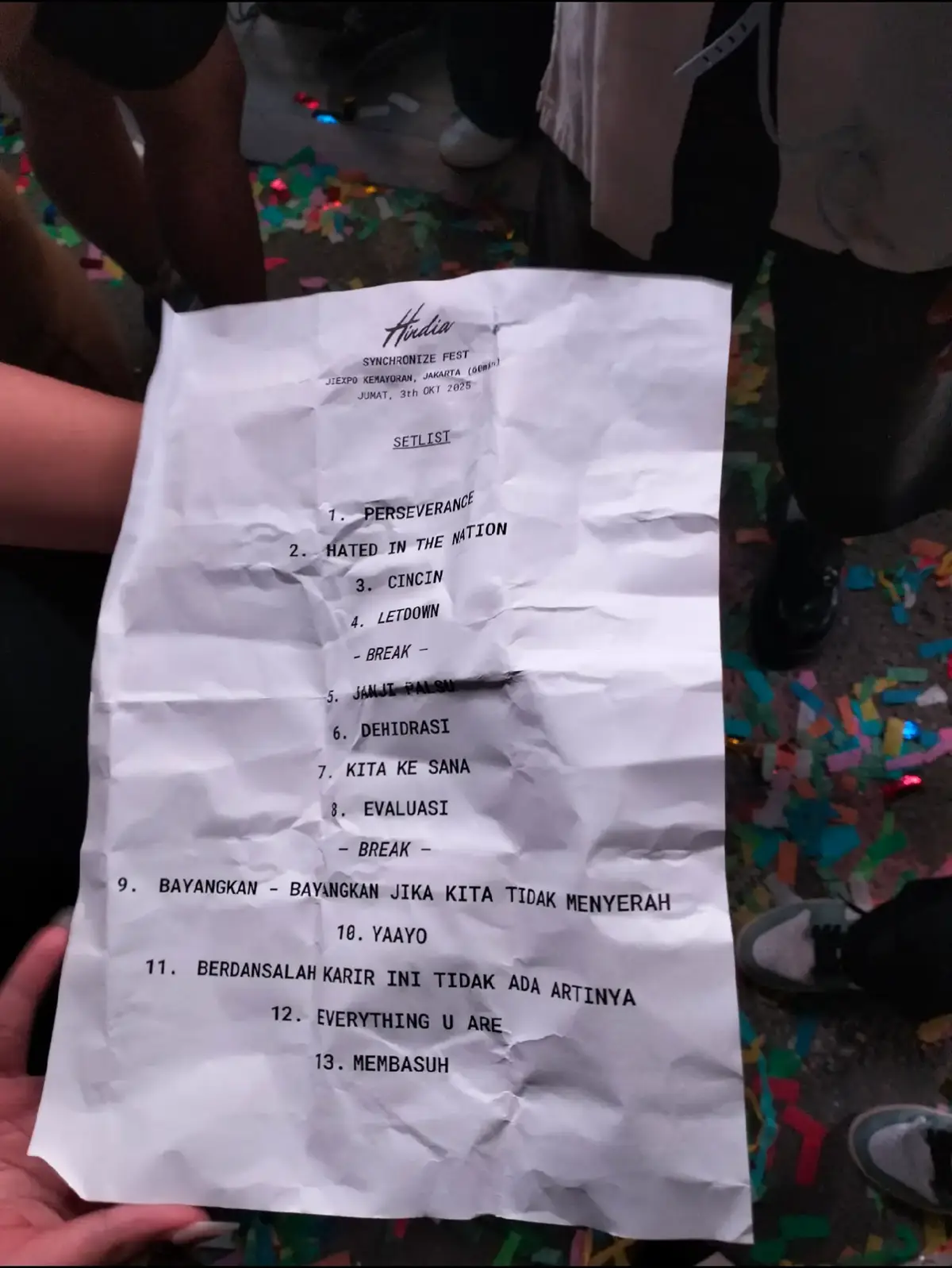 thankyou synchronize fest day oneee😍🔥🔥, setlistnya mantapp (thankyou kakak-kakak yg setlist nya mau difotoo hihi) #synchronizefest2025 #hindia #baskaraputra 