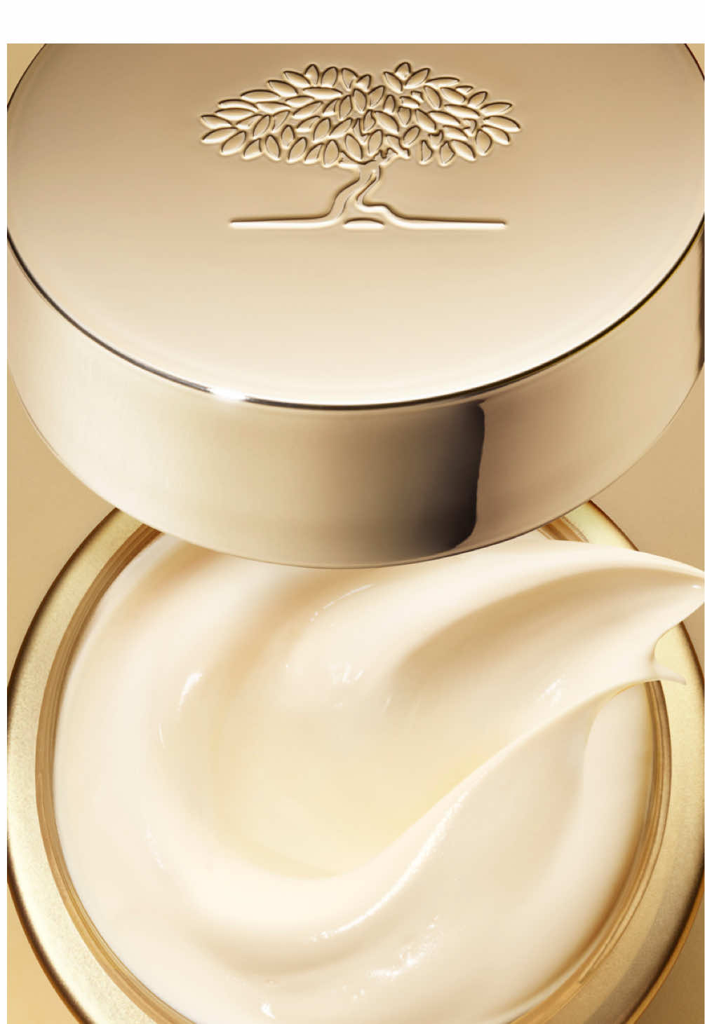 Discover the science behind radiant skin ✨ Merveillance Lift Day & Night Cream harnesses the ultra-corrective power of Micro-Algae Oil and combines it with Niacinamide, a skin-expert ingredient 👩‍🔬 In 7 days, skin looks firmer and skin’s radiance is revived  🙌 Save this video to show your local pharmacist 🤭 #Nuxe #MerveillanceLift #AntiAging #FaceCream #DayandNightCream 