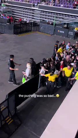 vip standing pen situation at enhypen’s concert today😱 #wtlinsg #singapore #enhypen #walktheline 