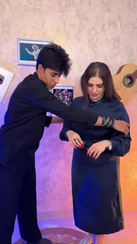 خليته ع ايدها بدون ما تحس 😂 #بشير_عامر 