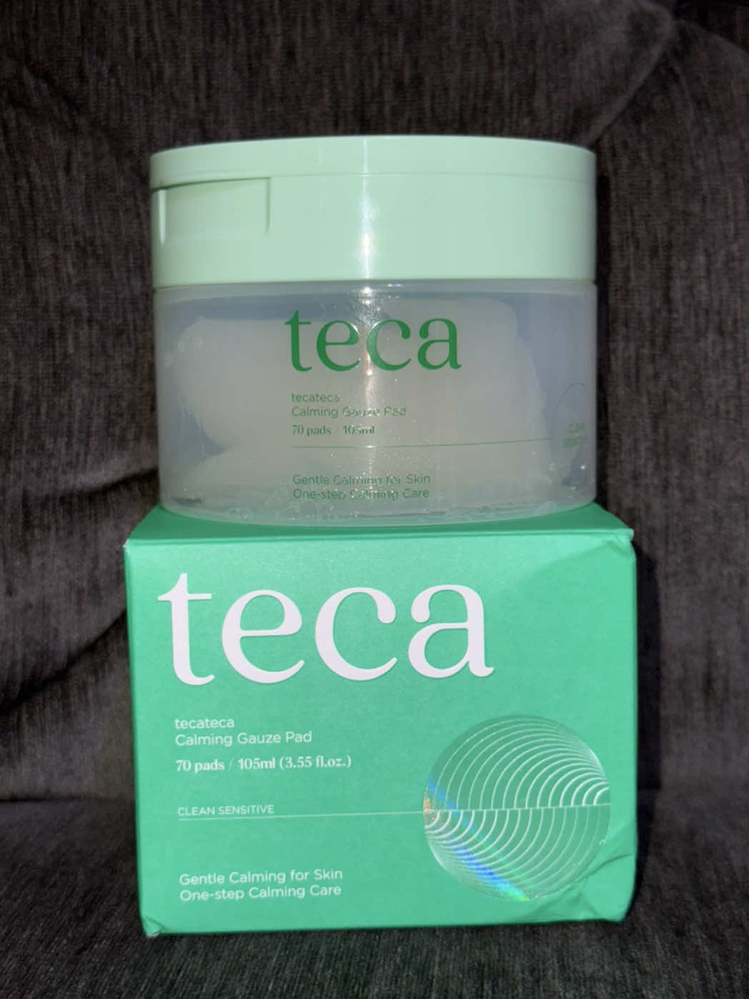 Keep calm with tecateca 🍃 Tested out the tecateca calming gauze pad and I loved how thin and lightweight it is. It’s the thinnest one I’ve seen/tried yet and I’m a sucker for skincare that is lightweight! It’s sensitive-skin safe and great for those who want to use it to calm the skin down or for acne issues with the ingredients like tea tree leaf water and TECA complex in it. I do think it made my skin feel calm and cool. You can smell the tea tree in it but other than that, there’s no fragrances in this product. This vegan toner pad can be found on Amazon for a really great price too!  #tecateca #kbeauty #vegan #skincare #mdspick @mdspick_review 