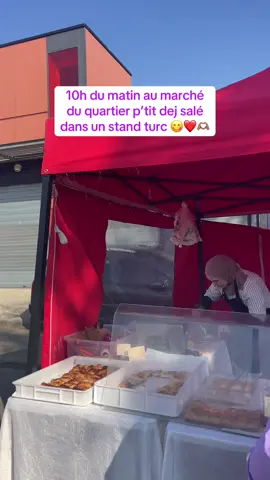 10h du matin au marché p’tit dej salée dans un stand turc 🇹🇷 humm trop bon 🤤 😋 #famille #delicious #turc #degustation #manger 