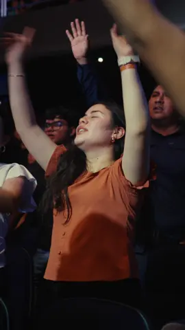 Toma un minuto para declarar esto con nosotros.  • • #elevationespañol #elevationespañolworship #elevationworship 