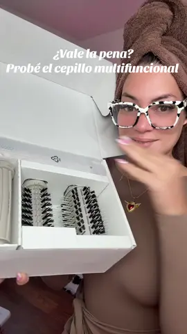 No más horas frente al espejo 😱✨ Con este cepillo multifuncional puedes secar, alisar, rizar y dar volumen con UNA sola herramienta. Ideal si amas peinarte fácil y verte espectacular 💖 #HairHack #HairTool #SecadorCepillo #PeinadoFacil #BeautyTips 