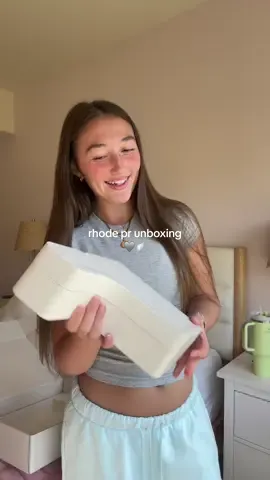 oh I am in LOVEEEE thank you @rhode skin I am gonna be using be these every day #rhode #rhodeskin #prunboxing #unboxingvideo #cleangirl 