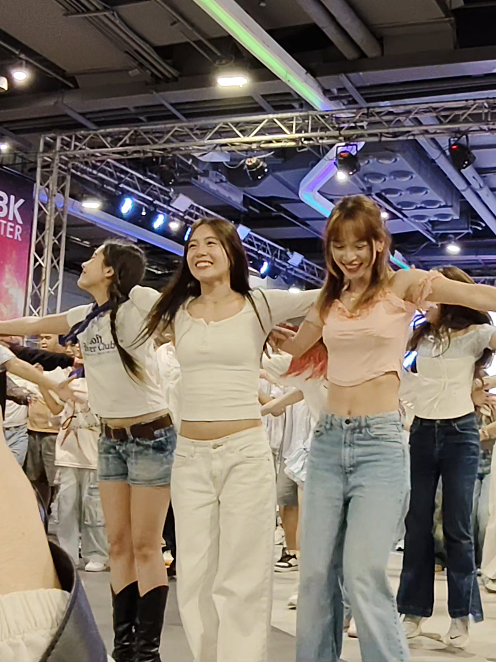 Tsugi no Season [ex-BNK48 2nd Generation Focus] BNK48 Busking & Random Dance 3/10/2025 #nikyqrra  #fondqrra  #chanyaqrra  #ohmypumpkinth_bnk48_busking 
