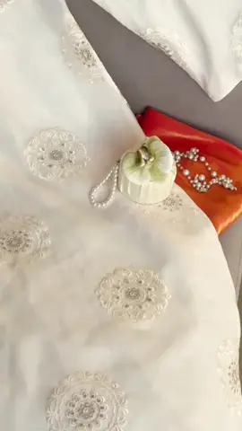 Áo dài Ngọc Dao | Lý Lan ☁️ Thông tin sản phẩm: Màu sắc: Trắng kem  Chất liệu: Organza thêu hình và lớp lót lụa  Kiểu dáng: Áo dài dáng suông 2 lớp  ________ LÝ LAN  Hotline: 0969924294 Instagram: @lylanvn Shopee: @lylanvn Tiktok: @lylan.official