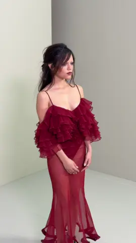 #jennaortega arrive au défilé #givenchy #TikTokFashion #onregardequoi #wednesday 