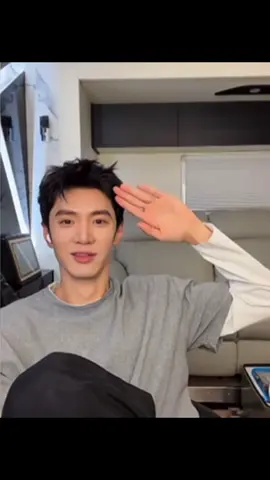 Đây là tất cả những gì còn sót lại trong đầu tôi sau hơn 1 tiếng xem live: soái có, đáng yêu có, tinh nghịch có, ngờ nghệch có, ngáo ngáo cũng có luôn 🤣🤣🤣 #trantrietvien #chenzheyuan #陈哲远 #凤随歌 #一笑随歌 
