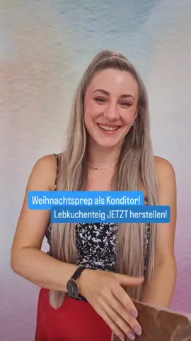 Das ist der Konditor-Grund für den Lagerteig! ☝️ Ich setze den Teig jetzt an, weil nur die monatelange Reifezeit diese drei Dinge garantiert: Unschlagbare Mürbheit (kein harter Lebkuchen mehr!), Tiefe und runde Aromen (kein kratziges Gewürzgefühl) und Perfekte Saftigkeit später beim Aufarbeiten. Der Trick dabei ist die Pottasche! Sie wird als Letztes in den Teig geknetet und neutralisiert über die Lagerzeit die Säuren – das sorgt für die unschlagbar zarte Textur. Vertrau der Kuchenfee: Gute Printen brauchen Zeit. ⏰ Rezept: Zutaten (Kurzfassung): 85 g Honig 85 g Zuckerrübensirup 85 g Brauner Zucker 50 ml Wasser 310 g Weizenmehl (550) 20 g Vollkornmehl 5 g Printengewürz Profi-Hack (Pottasche): 4 g Pottasche 10 ml kaltes Wasser Zubereitung in 3 Schritten: Zucker, Sirup, Honig, Wasser erhitzen. Warmen Sirup schnell unter beide Mehlsorten und Gewürz kneten. Wichtig: Pottasche im kalten Wasser lösen und als Letztes einarbeiten. Lagerung: Luftdicht verschließen und mindestens 4 Wochen kühl lagern. #LagerteigHacks #ProfiPrinten #KuchenfeeLisaPrep #Pottasche #PrintenGeheimnis