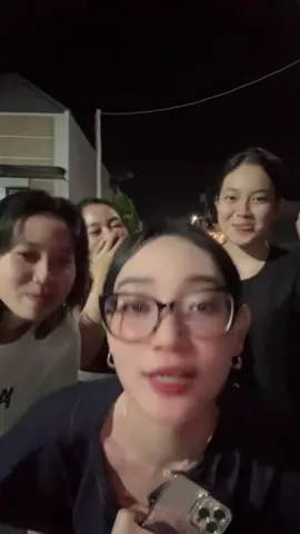 blum ketinggalannkan ikut trend ini kan?😜🤣 @v  @panggilsajacarla @oklksmi  #fyp #4u #trending #Running 