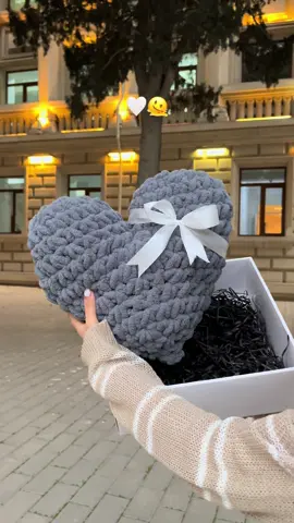 Puffy yastıqlar 🎀 🧶 İstədiyiniz rəng və ölçüdə hazırlayırıq. 🛵 Çatdırılma var. 📦 Rayonlara poçtla çatdırılma var. 🎁 Hədiyyəlik bağlama PULSUZDUR. 💌❤️ Karta istədiyiniz notu yazmaq PULSUZDUR. Qiymət və sifariş üçün direct📩. #mypuffy #handmadegifts #handmade #aztu #sifariş