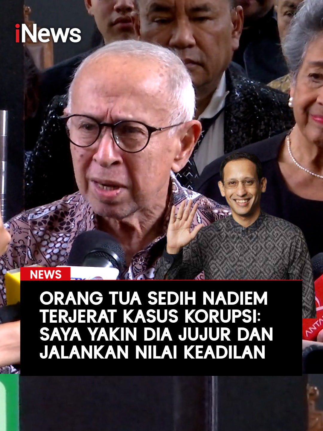 Orang tua mantan Menteri Pendidikan, Kebudayaan, Riset dan Tekonologi (Mendikbudristek) Nadiem Makarim hadir dalam sidang praperadilan anaknya di Pengadilan Negeri (PN) Jakarta Selatan (Jaksel). Mereka sedih anaknya terjerat kasus dugaan korupsi pengadaan laptop Chromebook di Kemendikbudristek. Ayah Nadiem, Nono Anwar Makarim meyakini anaknya merupakan merupakan sosok yang jujur sejak kecil dan menerapkan nilai keadilan. Baca selengkapnya hanya di  https://www.inews.id/news/nasional/orang-tua-sedih-nadiem-makarim-terjerat-kasus-korupsi-dia-anak-yang-jujur #iNews #NadiemMakarim #OrangTuaNadiem