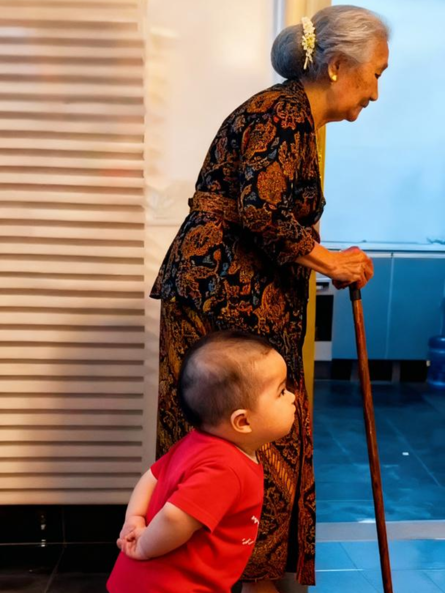 Cucu cerminan nenek? 😂 #GrandmaAndGrandson #Heartwarming #WalkingTogether #Wholesome
