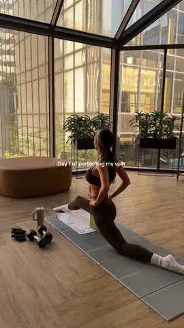 on a mission to perfect my split if you have any advice drop it below please!!! 😏❤️ #flexibilitytraining, #stretching, #fittnesschallenge, #split, #flexible 