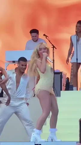 Sabrina Carpenter performing Espresso and Manchild in New York and Chicago! 🐾 | #sabrinacarpenter #espresso #manchild #govball #lollapalooza  Via: @willdemm on Instagram