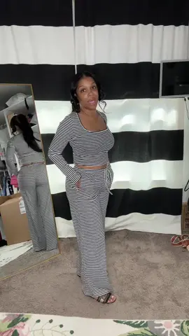 This long sleeved two piece set is perfect for transitional dress. It’s versatile and can be dressed up or down. #twopieceset #2pieceset #falltwopieceset #fall2piecesets #matchingset 