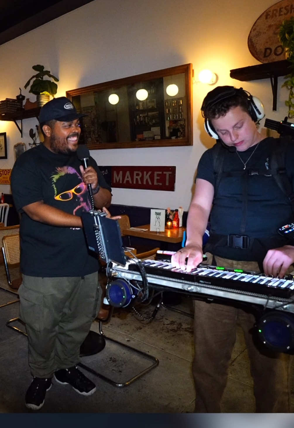 This restaurant invited me in for a jam while I was streaming.. one of the servers @GEREMI JACOBS hopped on the mic and got the place jumping 🔥🙌