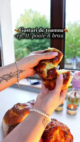 🍂Gusturi de toamna🍂 - Ep.11: poale-n brau  Ingrediente: - 1kg faina 000 - 500ml lapte caldut - 4 oua - 120g zahar - 100g unt topit + 5 linguri ulei - 2 pliculete drojdie uscata (sau 50g drojdie proaspata) - Esenta de rom - Coaja de lamaie - Un praf de sare Pt umplutura: - 1kg branza de vaci - 1 ou + 1 galbenus - 100g zahar - Esenta de vanilie - Coaja de lamaie - Coaja de portocala - Cateva stafide - 3 linguri faina Pentru uns: 1 galbenus amestecat cu 1 lingura smantana #poalenbrau #branzoaice 