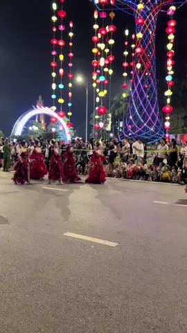 Trung thu thái nguyên😅 các cháu thiếu nhi thì ít toàn các bố,các chú các bác dơ đt chụp ảnh cái gì đấy thôi