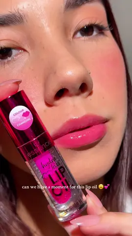 @essence.cosmetics hydra kiss lip oil (this one is color changing 💕)  #essencecosmetics #lipoil #prettymakeup #makeuptok 
