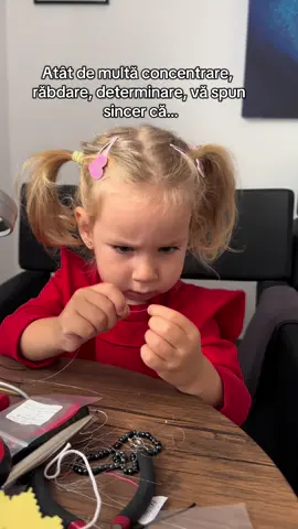Context: mama face bijuterii superbe pe care le puteți vedea aici @Violeta 💍 Vidia bijuterii iar Olivia este tare pasionata de ce vede la ea. Mereu merge în atelierul bunicii și se apucă ea să facă coliere, cerceii… Uneori, mă uimește câtă ambiție are și cum pune mărgeluțe atât de mici pe fir de strună 🫠#mamici #mamicidepiticiculipici #foryoupage♥️♥️ #pentrutine #pentrupaginata 