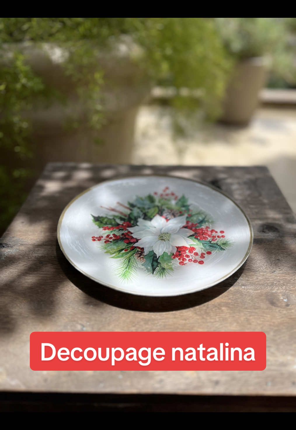 Segura aí que começaram os preparativos para o Natal!! E o prato duralex é o protagonista no vídeo de hoje👏🏻👏🏻👏🏻 #creatorsearchinsights #artsandcrafts #christmasdecor #decoupage 