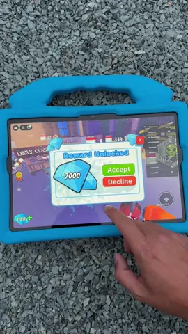 ¿Qué es Roblox y por qué es tan popular entre los jóvenes? Roblox es una plataforma de juegos en línea que permite a los usuarios crear, compartir y jugar millones de experiencias diseñadas por otros usuarios. Lanzada oficialmente en 2006, ha ganado una inmensa popularidad entre niños, adolescentes y jóvenes de todo el mundo, especialmente por su enfoque en la creatividad y la comunidad. Lo que diferencia a Roblox de otros videojuegos es que no es un solo juego, sino un universo virtual donde puedes encontrar todo tipo de mundos: desde simuladores de trabajos, aventuras, carreras, hasta experiencias de terror, rol o educación. Esto es posible gracias a Roblox Studio, la herramienta gratuita de desarrollo que cualquier usuario puede usar para crear sus propios juegos y compartirlos con millones de jugadores. ¿Cómo funciona Roblox? Para comenzar a jugar en Roblox, solo necesitas crear una cuenta gratuita. Desde ahí, puedes explorar miles de juegos creados por otros usuarios. Cada juego tiene sus propias reglas, estilo gráfico y mecánicas. Algunos de los más populares incluyen Brookhaven 🏡RP, Adopt Me!, Blox Fruits, Pet Simulator gustos. Fomenta la creatividad y el aprendizaje. Se puede jugar en móvil, PC, consola y tablet. Tiene una comunidad activa y muchas actualizaciones. Es un espacio social para hacer amigos y jugar en grupo. Roblox ha trascendido el mundo del gaming y se ha convertido en una plataforma donde millones de jóvenes pueden crear, explorar, aprender y divertirse. Y lo mejor es que su crecimiento continúa, con eventos en vivo, conciertos virtuales y colaboraciones con marcas globales. growagarden #growagardenlayout #growagardentreehouse #growagardenroblox #flowergrowagarden #growagardenupdate #sunflowergrowgarden #qweenbeegrowagarden #raccongrowagarden 