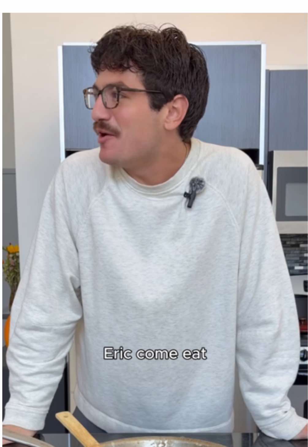 This is my go to easy meal when I have friends staying with me and I need to whip up a quick breakfast!! Say it with me: “I AM NOT ABOVE CANNED BISCUITS” #biscuitsandgravy #breakfast #cooking 