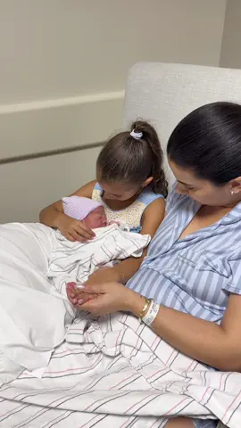 Ese día llegué al hospital con el corazón dividido: (09/11/2025)sabía que venía a recibir a mi hijo Sebastián💙, pero también dejaba a mi niña en brazos de sus abuelos. Y aunque mi pecho se sentía un poco vacío sin ella, la ilusión de conocerlo llenaba todo el espacio. Cuando al fin lo tuve en mis brazos, entendí que la vida se multiplica, que el amor no se reparte, se expande. Y cuando mi hija lo conoció, el mundo me regaló esa imagen que guardaré por siempre: la inocencia de sus ojos descubriendo a su hermano, como si ya lo hubiera esperado desde siempre. No todo en esos días fue sencillo, pero aprendí que incluso en los momentos más imperfectos florece la dicha. Porque mi Sebas llegó como un rayo de sol entre nubes, recordándome que la vida sigue siendo un milagro, incluso cuando no luce como lo soñamos.  #mamadedos #mom #mivida #losamo #misamores 