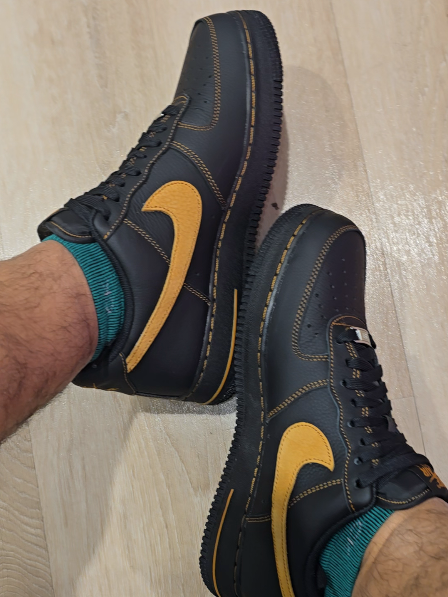 Nike Air Force 1 ’07 LV8 Black & Desert Ochre – Classic Street Heat #NikeAirForce1 #DesertOchreVibes #StreetStyleSneakers #BlackAndGoldAF1 #SneakerEssentials