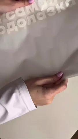 лонгслив с мишкой, который возвращает в детство🧸 однажды мы применили магию и вернули взрослым ту самую полосатую водолазку из детства в обновленном крое. за трое суток после анонса почти все водолазки уехали к своим новым хозяевам! официально заявляем: шалость удалась🪄