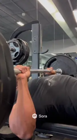 Acidente na academia, barra se parte ao meio durante execução do exercício. #gym #failgym #academia #acidente #supino
