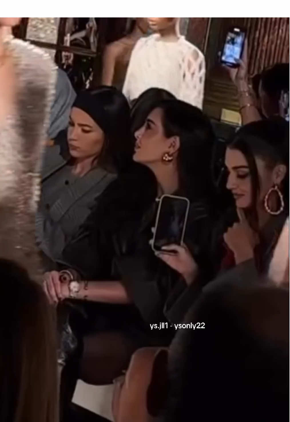 جميله ياسمين صبري وحلوه هاندا من عرض بالمان في باريس❤️❤️. #yasminesabri #ياسمين_صبري #هاندا_ارتشيل #hande_erçel #parisfashionweek @Yasmine Sabri 