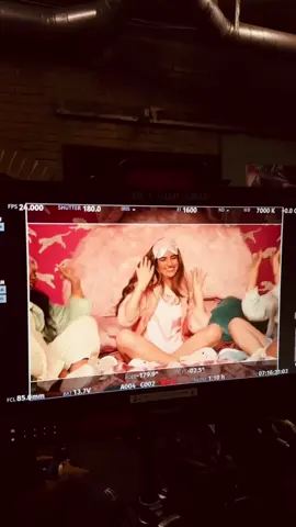 wish I could go back to the single for life video shoot so for now I’ll just rewatch bts on repeat 🎥🙃🤍 #singleforlife #behindthescenes #bts #singlelife #sleepovers 