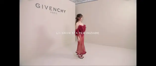 Jenna Ortega at GIVENCHY Spring Summer 2026 Womenswear Show Paris Fashion Week. 📸💋 Jenna Ortega en el desfile de moda femenina primavera-verano 2026 de GIVENCHY en la Semana de la Moda de París. . #jennaortega #jennaortegaedits #DiorSS26 #fashionweek #fyppppppppppppppppppppppp 