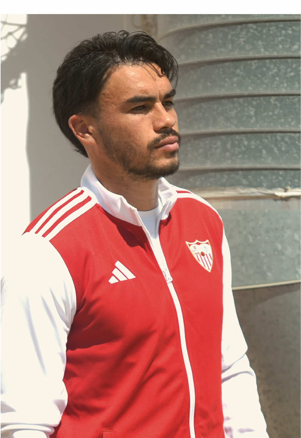 Las nuevas sudaderas prepartido son preciosas 😍🤍❤️ @adidas #sevillafc #deportesentiktok #tiktokfootballacademy 