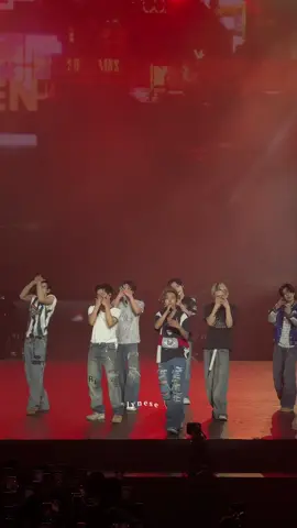 031025 enhypen in singapore  #enhypen #enhypeninsingapore #엔하이픈 #walktheline #walktheline_in_singapore 