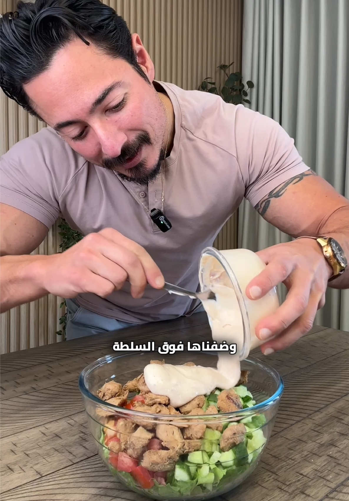 سلطة دجاج مشوي حارة مليانة بروتين🍗🥗!!  سهلة وسريعة التحضير ٦٨٠ سعرة | ٨٠غ بروتين المقادير:  • خس ( نص قطعة) • قطعة طماطم • قطعتين خيار • قطعتين جزر • ٢٠٠غ صدور دجاج • ١٦٠غ زبادي يوناني قليل دسم • خردل • صوص فلفل حارة • ملح • بودرة ثوم تابعوا اذا حابين تشوفوا وصفات صحية 💪 My mew favorite healthy salad 👨🏻‍🍳 spicy chicken salad🍗🥗that tastes amazing & healthy 💯 Packing 680 cals & 80g protein easy and quick to prepare Ingredients: • lettuce  • 1 tomato • 2 cucumbers • 2 carrots  • salt • 200g chicken breasts • low fat greek yogurt 160g • mustard  • hot sauce  • garlic powder  Follow up if you want to see more healthy recipes💪