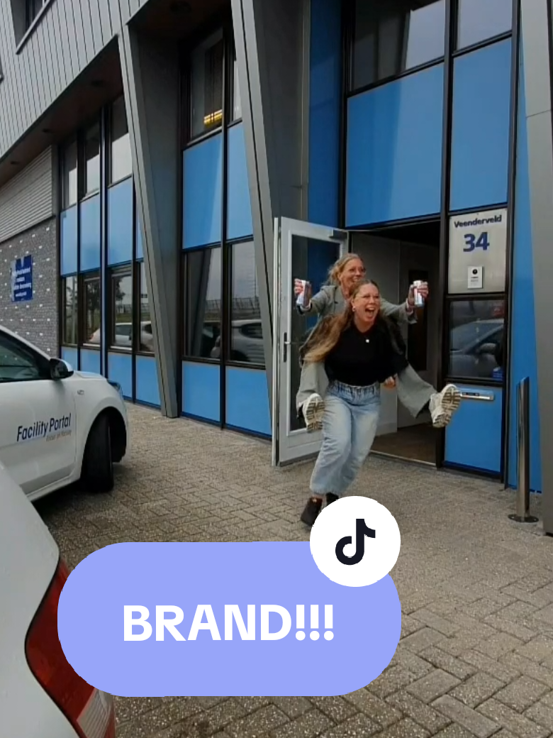 AAH BRAND OP DE VRIJDAGMIDDAGBORREL! #officelife #officehumor #fire #worktok #officetok 