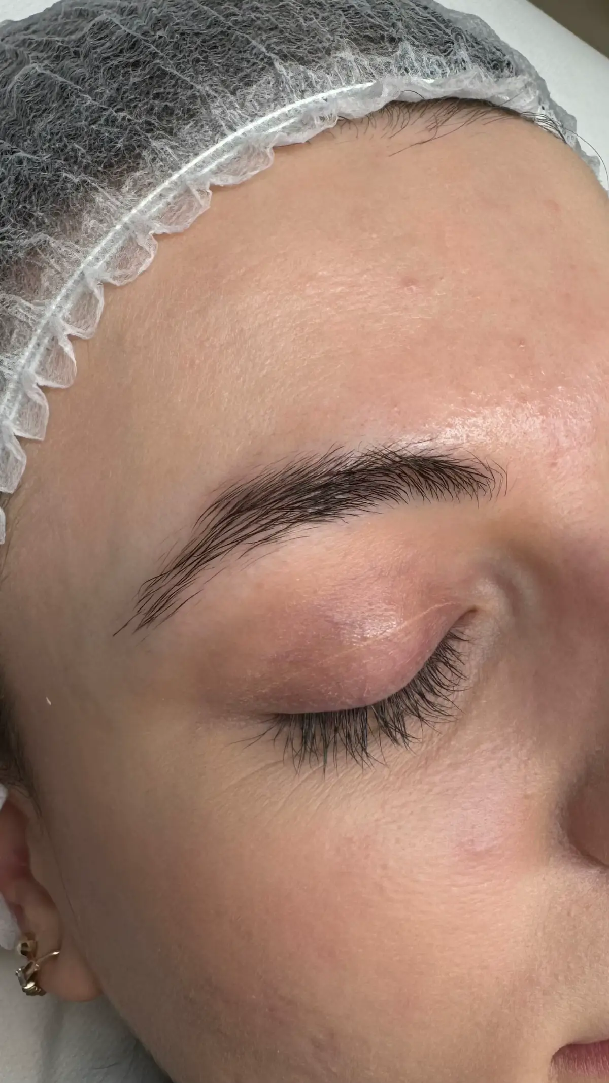 ✨ Clienta mea a venit cu sprâncenele pe care le vedeți în prima poză. Avea sprâncene frumoase, însă o deranjau golurile și lipsa unei forme bine definite. 👉 Aici intervine microblading-ul – o tehnică extrem de versatilă și potrivită oricui, pentru că fiecare fir este desenat manual exact după sensul natural de creștere al firelor clientei. După cum vedeți sprânceana ei crește diferit (mai ales în partea din față) față de sprâncenele normale  🌿 Rezultatul? Sprâncene care arată natural, perfect integrate cu fizionomia ei, dar mult mai armonioase și definite. Microblading-ul nu schimbă identitatea feței, ci o pune în valoare prin naturalețe și atenție la detalii. #sprancene #fircufir #carlalaszlo #dermopigmentare #micropigmentare  