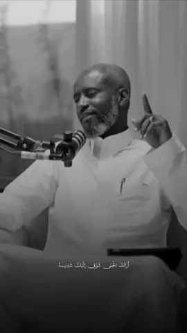 تكملة القصيدة تقول :  لِيَهْنَ بِهِ مَنْ باتَ جَذْلانَ نَاعِماً أَخَا نَشَوَاتٍ ما عَلَيْهِ حَقُودُ تَرَى أَهْلَهُ مُسْتَبْشِرينَ بِقُرْبِهِ فَهُمْ حَوْلَهُ لا يَبْرَحُونَ شُهُودُ إِذَا سارَ عَنْهُمْ سَارَ وَهْوَ مُكَرَّمٌ وَإِنْ عَادَ فِيهِمْ عَادَ وَهْوَ سَعِيدُ يُخَاطِبُ كُلاً بِالَّذِي هُوَ أَهْلُهُ فَمُبْدِئُ شكُرٍْ تَارَةً وَمُعِيدُ فَمَنْ لِغَرِيبٍ سَرْنَسُوفُ مُقَامُهُ رَمَتْ شَمْلَهُ الأَيَّامُ فَهْوَ لَهِيدُ بِلادٌ بِهَا ما بِالْجَحِيمِ وإِنَّما مَكَانَ اللَّظَى ثَلْجٌ بِهَا وَجَلِيدُ تَجَمَّعَتِ الْبُلْغارُ وَالرُّومُ بَيْنَها وزَاحَمَهَا التَّاتَارُ فَهْيَ حُشُودُ إِذَا رَاطَنُوا بَعْضاً سَمِعْتَ لِصَوْتِهِمْ هَدِيداً تَكَادُ الأَرْضُ مِنْهُ تَمِيدُ قِبَاحُ النَّوَاصِي وَالْوُجُوهِ كَأَنَّهُمْ لِغَيْرِ أَبِي هَذَا الأَنَامِ جُنُودُ سَواسِيَةٌ لَيْسُوا بِنَسْلِ قَبيلَةٍ فَتُعْرَف آباءٌ لَهُمْ وجُدُودُ لَهُمْ صُوَرٌ لَيْسَتْ وُجُوهاً وإِنَّما تُنَاطُ إِلَيْهَا أَعْيُنٌ وَخُدودُ يَخُورُونَ حَولِي كَالْعُجُولِ وَبَعْضُهُمْ يُهَجِّنُ لَحْنَ الْقَوْلِ حِينَ يُجِيدُ أَدُورُ بِعَيني لا أَرَى بَيْنَهُمْ فَتىً يَرُودُ مَعِي في الْقَوْلِ حَيْثُ أَرُودُ فَلا أَنَا مِنْهُمْ مُسْتَفِيدٌ غَرِيبَةً وَلا أَنَا فِيهِمْ ما أَقَمْتُ مُفِيدُ فَمَنْ لِي بِأَيَّامٍ مَضَتْ قَبْلَ هَذِهِ بِمِصْرَ وَعَيْشِي لَوْ يَدُومُ حَمِيدُ عَسَى اللهُ يَقْضِي قُرْبَةً بَعْدَ غُرْبَةٍ فَيَفْرَحَ بِاللُّقْيا أَبٌ وَوَليدُ (من قصائد الشاعر محمود سامي البارودي)#شعروقصايد #قصايد #اكسبلورexplore #explore 