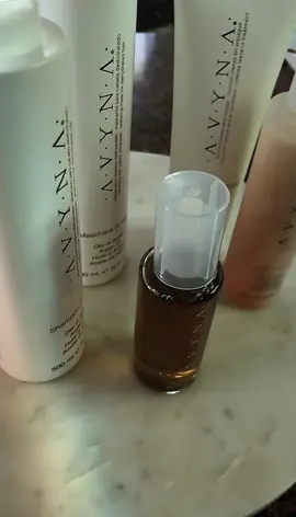 Treat your hair with the ultimate 5-step care ✨ 🌿 Argan Gift Box – Hydrate, protect & shine naturally 💛 Platino Gift Box – Keep blonde, gray & bleached hair vibrant Each box includes: Shampoo, Maschera, Bifasico, Ricostruttore & Fluido — your full routine in one elegant set 💆‍♀️✨ 🎁 Perfect for gifting (or keeping for yourself 😉) 🔗 Link in bio ✨ Use code PamD10 for 10% OFF #HairCareRoutine #ArganCare #BlondeCare #GiftSet #HairGoals @Avyna Beauty  
