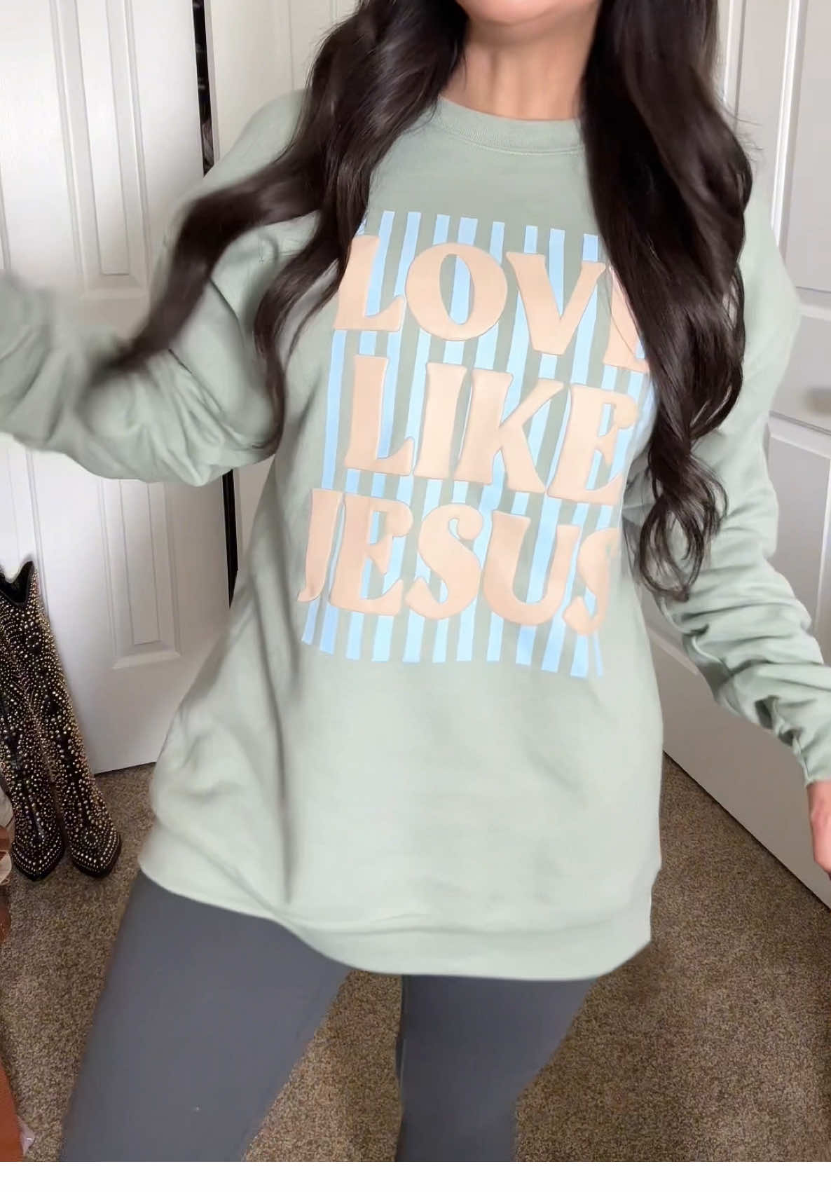 How stunning is this Love Like Jesus sweatshirt and the colors are so perfect!!!! Ahhh! This Jesus sweatshirt is everything!!! #tiktokshopfalldealsforyou #tiktokshopblackfriday #tiktokshopcybermonday #tiktokshopholidayhaul #sweatshirt 