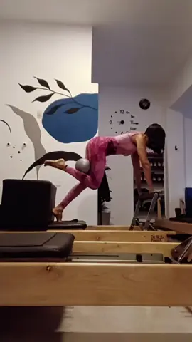 Isquiotibiales:Usar la pelota detrás de las rodillas para trabajar la cadena posterior. Activando tu core,tus brazos,control y fuerza!!! Maravilloso!!!!! #fitnessmotivation #pilatesinspiracion #pilatesexercises #reformerflow  #pilatesflow  #pilatesgirl  #pilatesworkout  #pilatescontemporaneo  #pilatesbody 