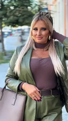 Oliwkowa skóra + jesienne wibracje 🍂 Garnitur, który robi wrażenie ✨ Brązowe botki = must have tego sezonu 👢 Minimalistyczny top dla równowagi 🤍 Torba jako kropka nad „i” 👜 #fallstyle #leatherlook #chic #OOTD #outfit     